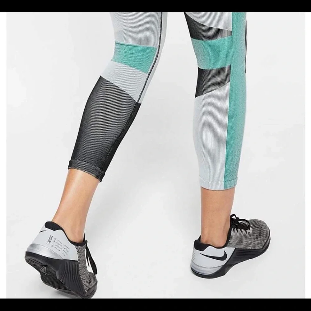 WOMEN'S NIKE SCULPT ICON CLASH CROP RUNNING TIGHTS